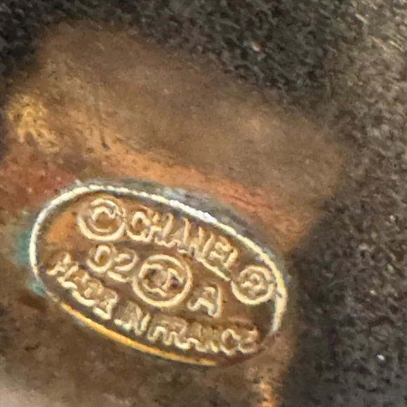 CHANEL Back and White Vintage Earrings - Picture 4 of 4